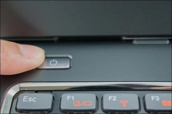 tat laptop bằng nút nguồn có sao không?